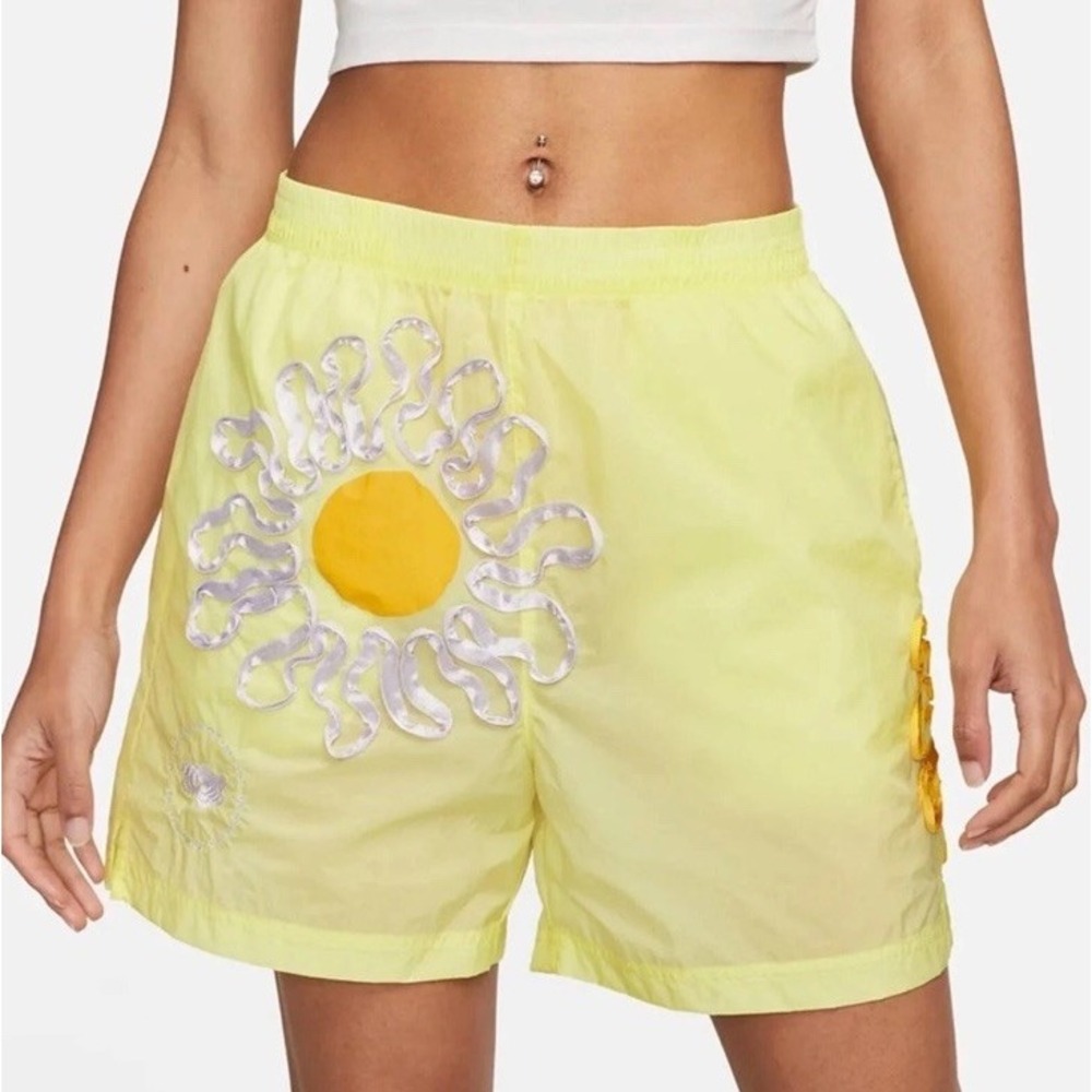 Nike Sportswear Project Uphoria Yellow Daisy Women's Woven Shorts‎ XS